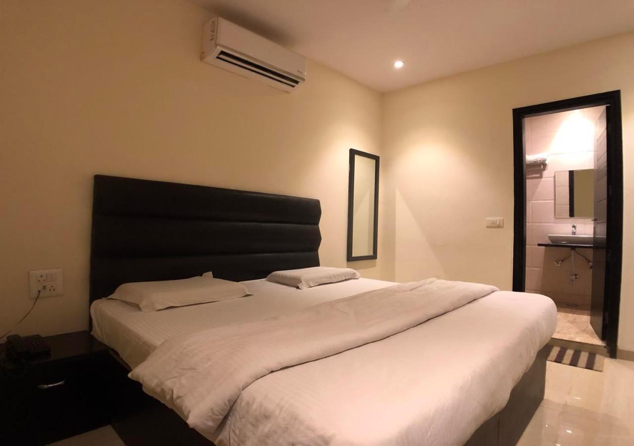 Solitaire Hotel Yeni Delhi Dış mekan fotoğraf