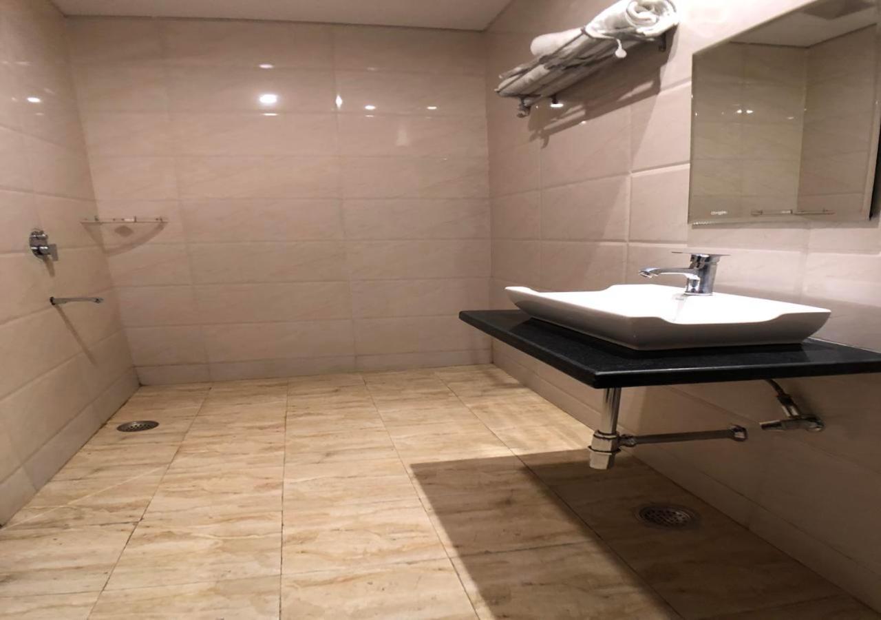 Solitaire Hotel Yeni Delhi Dış mekan fotoğraf