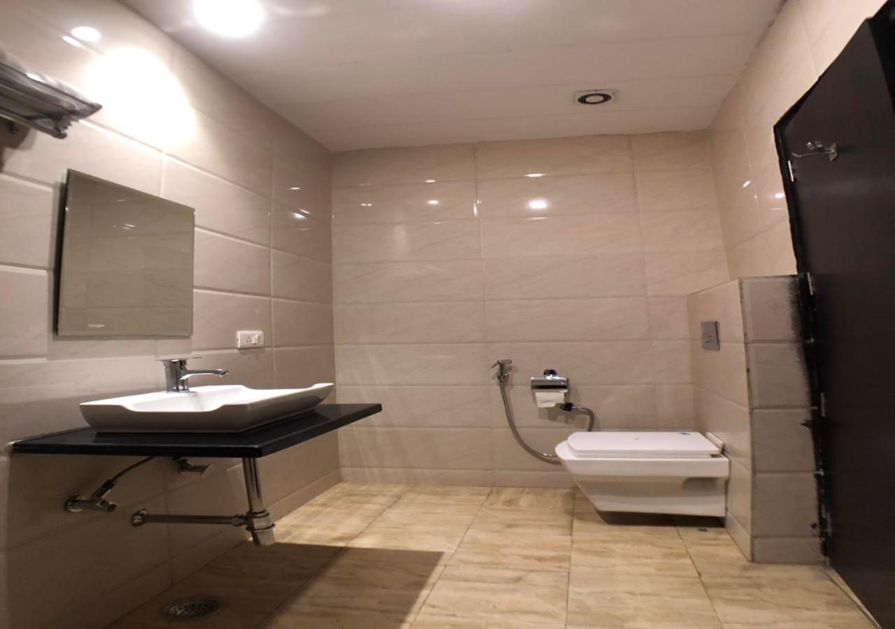 Solitaire Hotel Yeni Delhi Dış mekan fotoğraf