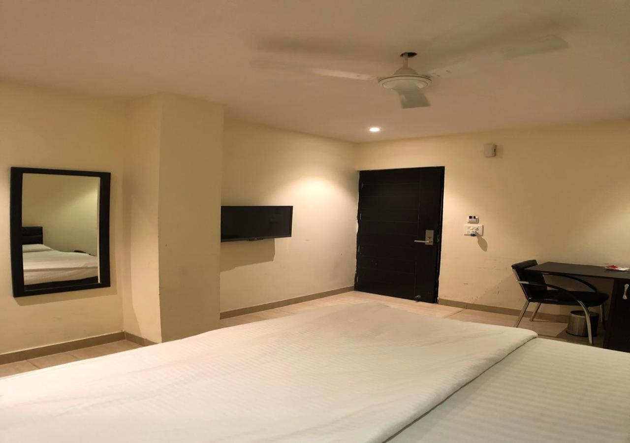 Solitaire Hotel Yeni Delhi Dış mekan fotoğraf