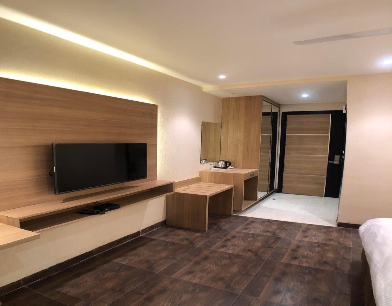 Solitaire Hotel Yeni Delhi Dış mekan fotoğraf