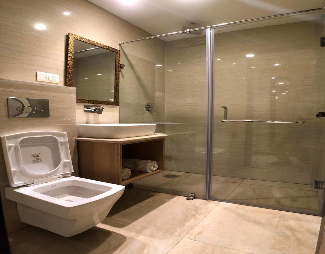 Solitaire Hotel Yeni Delhi Dış mekan fotoğraf