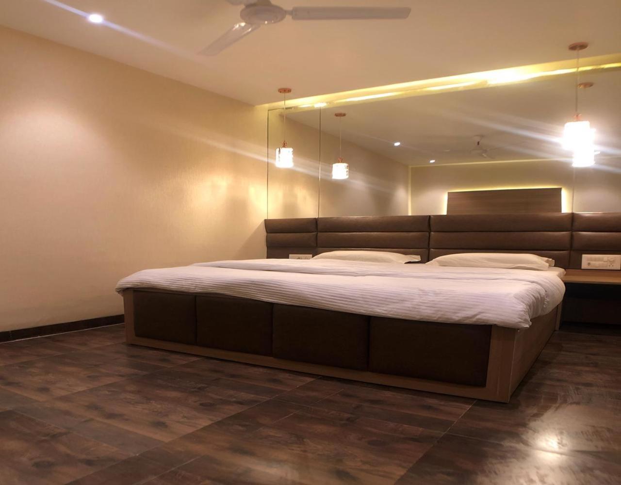 Solitaire Hotel Yeni Delhi Dış mekan fotoğraf